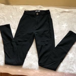 black high-waisted ripped jegging 🖤🖤🖤